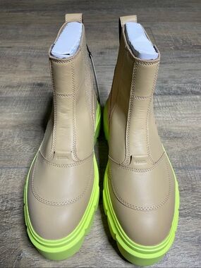 Sorel Beige Caribou X Leather Chelsea Boots with Neon Green Sole Size 9